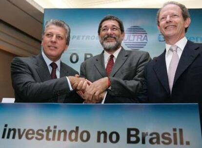 De izquierda a derecha, José Carlos Grubisich, Sergio Gabrielli y Pedro Wongtschowski, ayer en São Paulo.