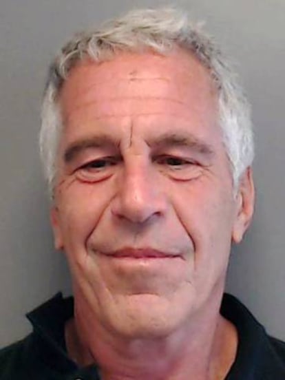 Foto de la ficha policial de Jeffrey Epstein. Después de que el juez le denegara la fianza, supuestamente se suicidó en su celda. Se ahorcó con una sábana.