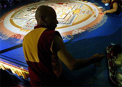 Monjes budistas construyen un mandala en la Rambla de Barcelona para el Parlamento de las Religiones.