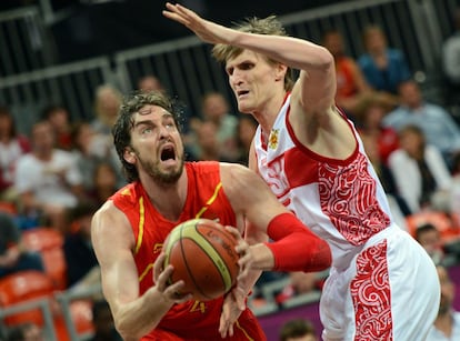 Pau Gasol se dispone a tirar a canasta mientras Andrey Kirilenko intenta bloquearle.