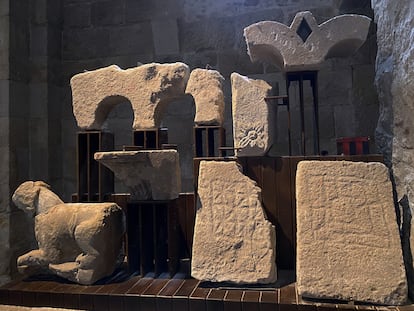 Alquerques tallados en dos piedras recuperadas y musealizadas en el interior de la iglesia de Santiago del Burgo, Zamora.