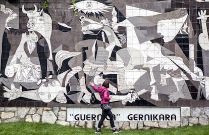 Reproducción sobre baldosas del Guernica.