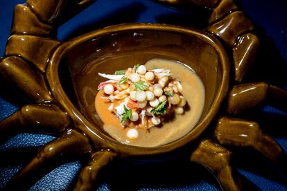 Plato de centolla al natural. "Se cocina al momento y se sirve con perlas de pan frito y mantequilla, en un casi homenaje a las marisquerías más tradicionales. Este es el plato más simple del menú, pero al mismo tiempo el más complejo, minucioso y lento. Tener el producto fresco y disponible para cocinar todos los días es un gran reto, pero siempre sale bien y, personalmente, me gusta comer este plato durante todo el año", explica Costa.

