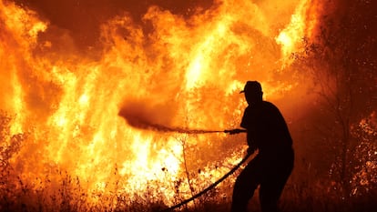 Lucha contra el fuego en Volos, Grecia, durante la ola de incendios de julio de 2023.