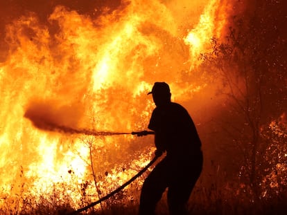 Lucha contra el fuego en Volos, Grecia, durante la ola de incendios de julio de 2023.