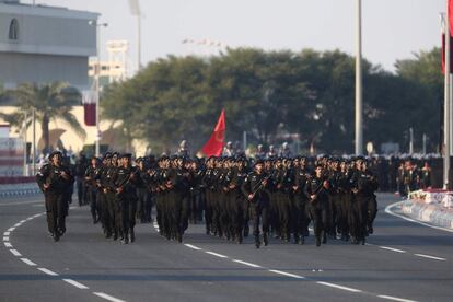 Miembros de las fuerzas armadas de Qatar desfilan por las calles de Doha, durante los actos organizados con motivo del Día Nacional.