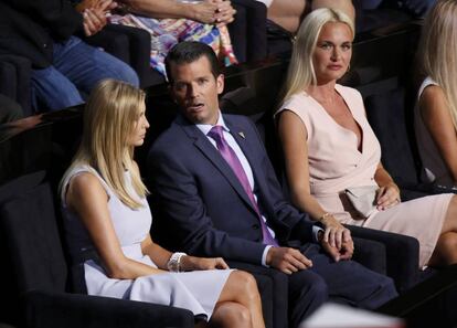 Ivanka (izquierda) y Donald Trump Jr junto a su esposa durante el segundo día de la convención.