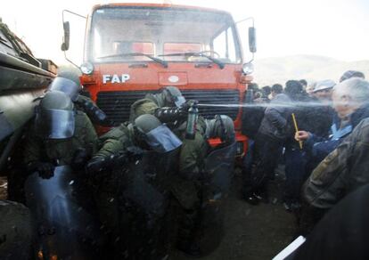 Soldados de la OTAN disuelven una protesta serbia en Jangjenica, en la frontera con Kosovo.