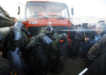 Soldados de la OTAN disuelven una protesta serbia en Jangjenica, en la frontera con Kosovo. 