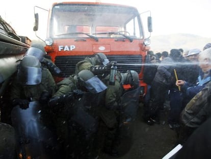 Soldados de la OTAN disuelven una protesta serbia en Jangjenica, en la frontera con Kosovo. 