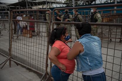 En el exterior de la Penitenciaría del Litoral, los familiares esperan a los reclusos próximos a salir. Los jueces de Garantías Penales han emitido más de 200 boletas de excarcelación, a raíz de los disturbios la semana anterior.