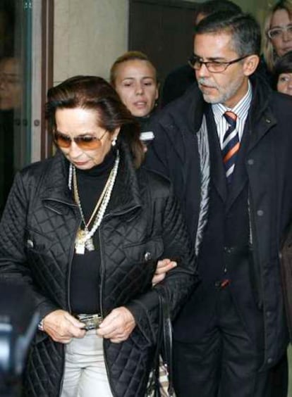 La esposa del consejero de CiU Macià Alavedra, Doris Malfeito, a su salida de la Audiencia Nacional tras prestar declaración ante el juez Garzón.