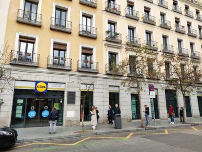 Colas en la puerta de un supermercado Lidl de Madrid tras decretarse el estado de alarma. Imagen tomada el 16 de marzo. 