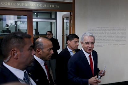El expresidente Álvaro Uribe llega a la Corte Suprema para ser interrogado en una investigación por cargos de manipulación de testigos en Bogotá, Colombia.