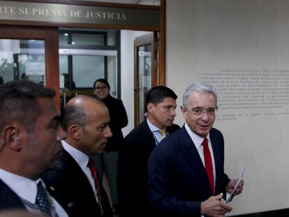 El ex presidente de Colombia, Álvaro Uribe, llega a la Corte Suprema para ser interrogado en un caso de manipulación de testigos, en Bogotá, Colombia, el 8 de octubre de 2019.