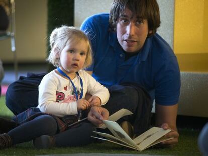 Un padre con su hija, en la Casa del Lector.