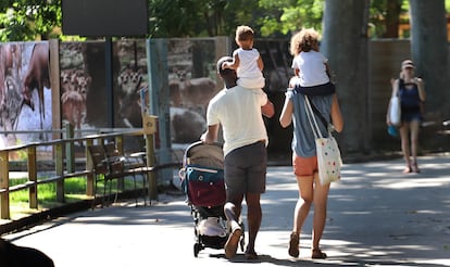 Una familia pasea por el zoo de Barcelona, en una imagen de 2020.