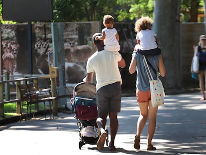 Una familia pasea por el zoo de Barcelona, en una imagen de 2020.