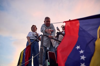 Edmundo González y María Corina Machado saludan a sus partidarios en Caracas.