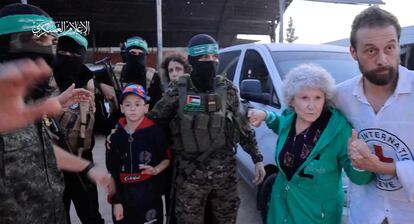 Una foto divulgada por el brazo militar de Hamás muestra a rehenes israelíes siendo entregados a funcionarios de la Cruz Roja, este viernes en la franja de Gaza.