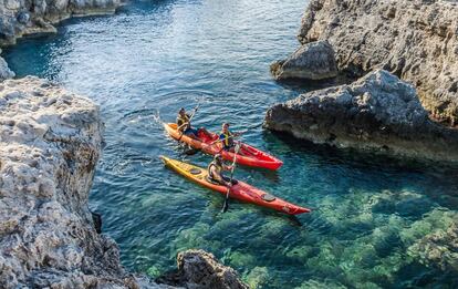 Piragüistas en Menorca.