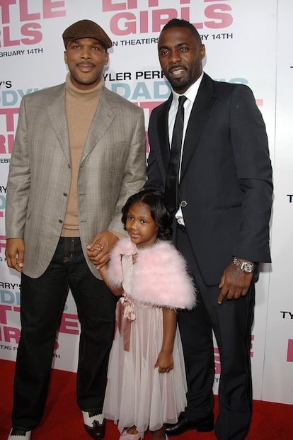 Isan, que reside en Atlanta junto a su madre, está familiarizada con las alfombras rojas desde pequeña. En la imagen, junto a su padre y el director y actor Tyler Perry en una premiere en 2007.