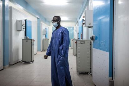 <p>Las muertes por covid-19 en África han aumentado en un 40% en el último mes, lo que eleva el número total de fallecimientos a 100.000 desde el primer caso notificado en el continente el 14 de febrero de 2020, según ha informado Matshidiso Moeti, directora regional de la Organización Mundial de la Salud. "Más de 22.300 decesos se produjeron en África en los últimos 28 días, contra casi 16.000 en los 28 días precedentes", ha apuntado en una rueda de prensa celebrada en Brazzaville (Congo). Este aniversario se produce mientras África lucha contra variantes nuevas y más contagiosas, y al mismo tiempo prepara la que será su mayor campaña de vacunación. </p><p>En la imagen, Ousseynou Badiane, jefe del programa de vacunación de Senegal, revisa las cámaras frigoríficas recién construidas en el Hospital Fann, en Dakar, el 22 de enero de 2021. Estas enormes neveras ayudarán a almacenar las vacunas para la covid-19.</p>