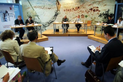 Los editores Peter Mayer, Hans-Peter Ubleis (en la mesa del centro, de izquierda a derecha), Patrick Janson-Smith y Juan Díaz (en la mesa de la izquierda), Santos Palazzi y Victoria Chapa.