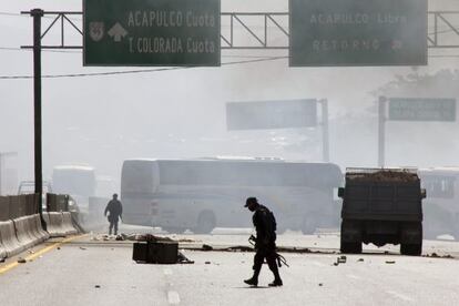 Agentes resguardan la zona de los enfrentamientos en M&eacute;xico.