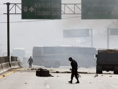 Agentes resguardan la zona de los enfrentamientos en M&eacute;xico.