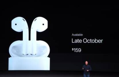 Phil Schiller presenta los auriculares inalámbricos, los AirPods.