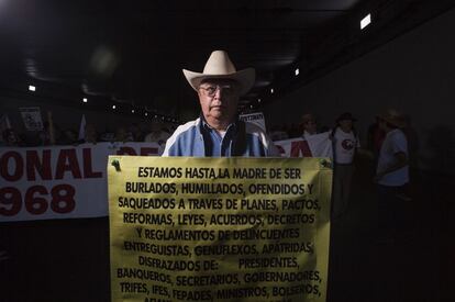 Carlos Gómez Vázquez, de 70 años: "Si a Cristo lo crucificaron con tres clavos, a nosotros nos están crucificando con cuatro: esos cuatro son la corrupción, la impunidad, el TLC [Tratado de Libre Comercio] y el consenso de Washington. Ya estamos hasta la madre".