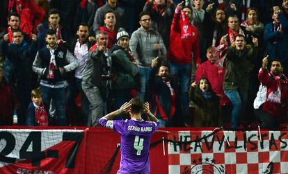 Sergio Ramos hace gestos a los Biris. 