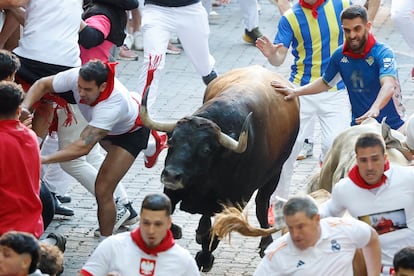 Los mozos son perseguidos por uno de los toros de la ganadería Álvaro Núñez, durante el tercer encierro.