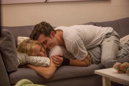 Orlando Bloom y Malin Akerman en ‘Easy’