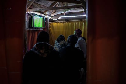 Um grupo de nigerianos acompanha o jogo de sua seleção contra a Argentina em São Petersburgo (Rússia), no dia 26 de junho de 2018.