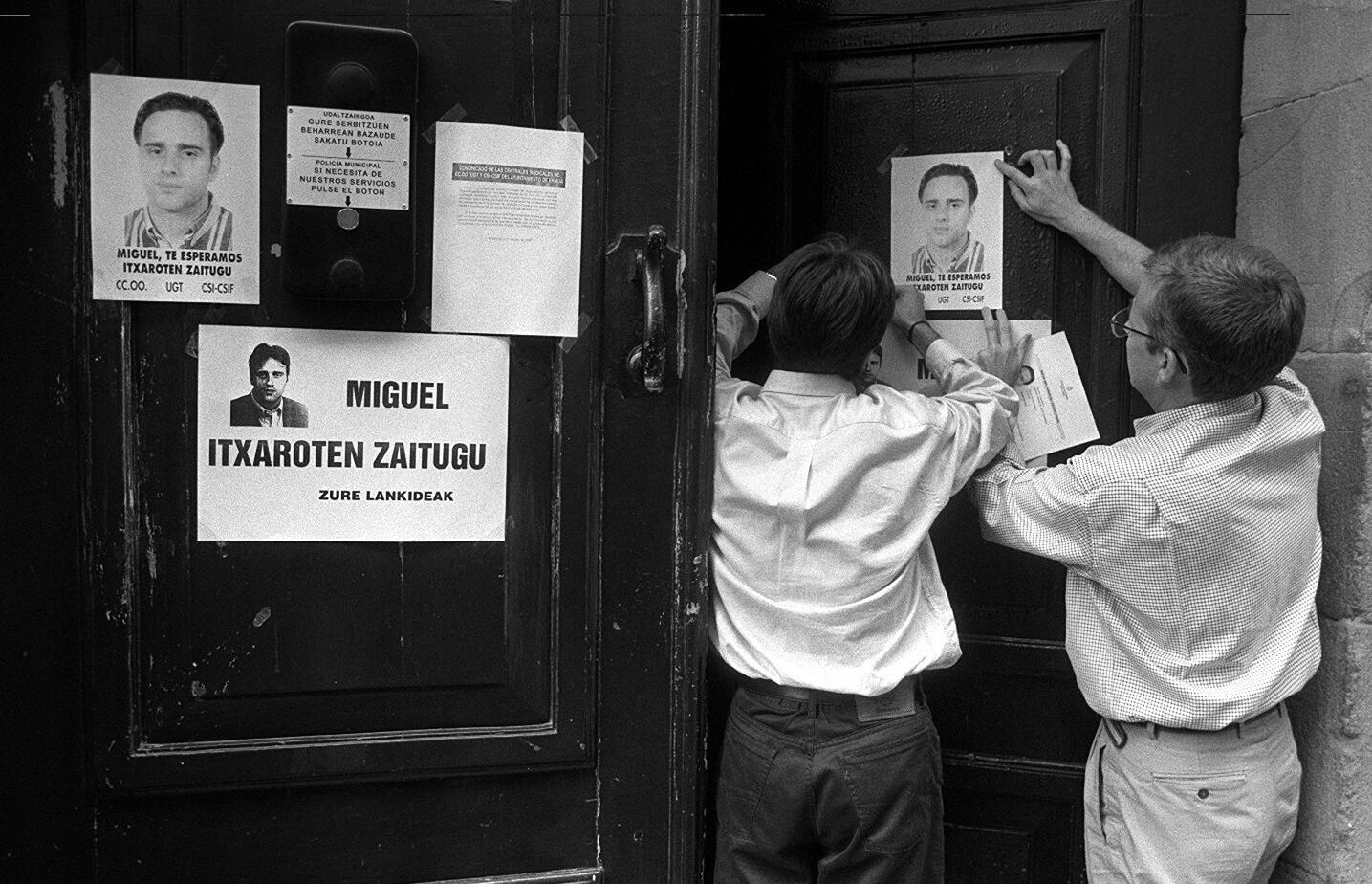 Concejales de Ermua (Bizkaia) colocaban carteles de su compañero Miguel Ángel Blanco, en el Ayuntamiento, el 11 de julio de 1997.