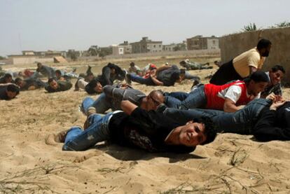 Un grupo de jóvenes se entrena en un centro de adiestramiento militar de los rebeldes en Bengasi.