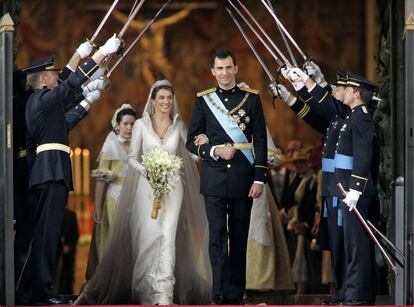 Doña Letizia y el príncipe Felipe, a su salida de la catedral de Almudena de Madrid el día de su boda, el 22 de mayo de 2004, ya convertidos en marido y mujer. Al enlace, el primero que tuvo consideración de boda de Estado en España en 50 años, asistieron más de 1200 invitados. Entre ellos había representantes de 12 casas reales reinantes y otros 12 pertenecientes a casas reales no reinantes.