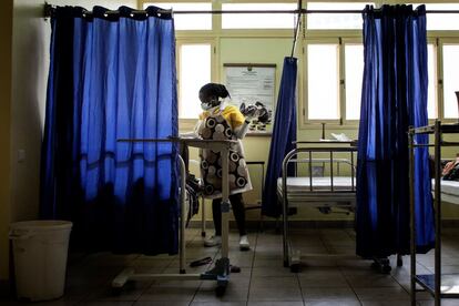 Una matrona sostiene a un bebé recién nacido, en la provincia de Manhica (Mozambique).