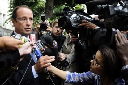 François Hollande a la salida de las dependencias policiales tras declarar por el caso Strauss-Kahn