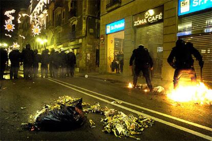 Agentes de la policía durante los disturbios de ayer en la calle de Ferran.