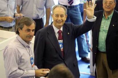 Juan Miguel Villar-Mir, junto a Carlos Sainz (a la izquieda), saluda tras depositar su voto.