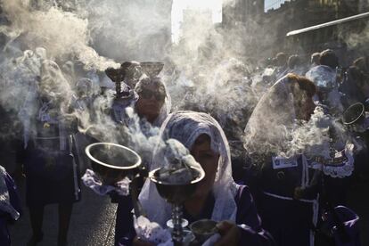 Mujeres llevan incienso durante una procesión en honor al Señor de los Milagros, en la Plaza de Armas de Santiago (Chile).