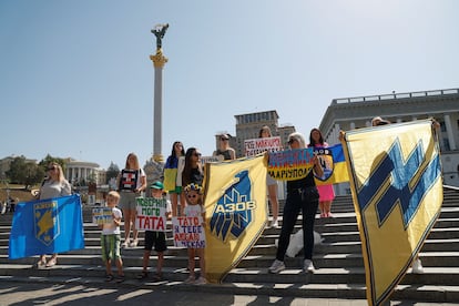 Familiares de defensores y trabajadores de la acería Azovstal de Mariupol (sudeste de Ucrania) se manifiestan para pedir la liberación de los prisioneros de guerra del cautiverio ruso, este miércoles en Kiev.