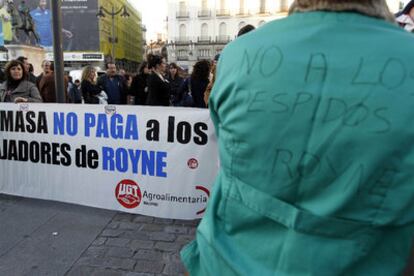 Concentración de trabajadores de la empresa Royne, ayer en la Puerta del Sol de Madrid.