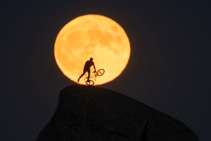 Una ciclista es fotografiado por la noche.