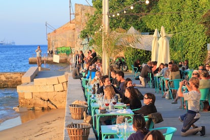 Terraza del restaurante Atira-te ao Rio, en Almada, en la margen izquierda del río Tajo.