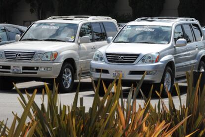 Dos vehículos del modelo Lexus GX 460, retirado temporalmente del mercado por Toyota.