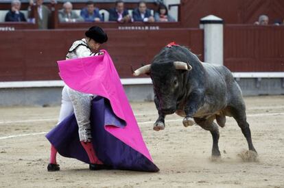 Fernando Roble&ntilde;o recibe con el capote a su segundo toro en Las Ventas.